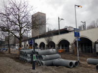 2023-35-258 Werkzaamheden naast het vroegere NS-station Hofplein met daaronder de Hofbogen aan de Katshoek. Op de ...