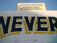 2023-35-270 Zijkant van het vroegere perron NS-Station Hofplein met de aankondiging van de komst van de Luchtsingel.