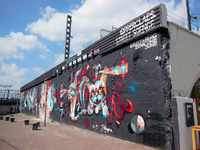 2023-35-276 Graffiti op de zijmuur van het vroegere perron NS-Station Hofplein tussen Raampoortstraat en Katshoek.