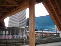 2023-35-281 Blik van onder de houten 'Luchtsingel' bij de Katshoek en voormalige station Hofplein richting vroegere ...