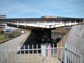 2023-35-297 Verbouwd perron van het voormalige trein- en metrostation Hofplein aan het luchtspoor Hofpleinlijn tussen ...
