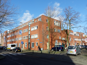 2023-35-331 Vernieuwd gedeelte met woningen aan de Wolphaertsbocht op de hoek met Clemensstraat in Oud-Charlois ...