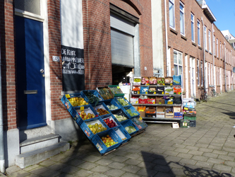 2023-35-334 Een groentezaak met uitstalling in de Westduelstraat in Oud-Charlois.