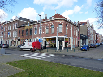 2023-35-347 Winkelpand met tattooshop op de hoek van de Wolphaertsbocht met rechts de woningen aan het Karel de ...