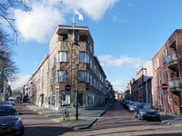 2023-35-371 Vanaf de Katendrechtse Lagedijk in Oud-Charlois zicht op de Gouwstraat (links) en de Wolphaertsstraat met ...