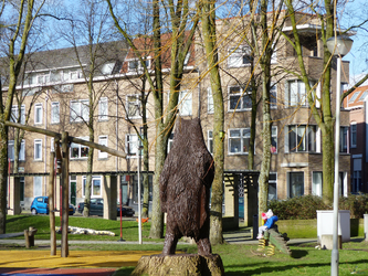 2023-35-376 Gezicht over het speelplaatsje tussen Schilperoortstraat en Gouwstraat in Oud-Charlois.