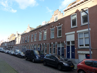 2023-35-383 Wolphaertstraat in Oud-Charlois met nog veelal oude bebouwing.