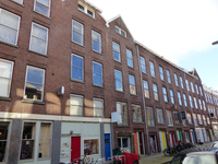 2023-35-385 Wolphaertstraat in Oud-Charlois met achter de gekleurde voordeuren creatieve ruimtes voor kunstenaars.