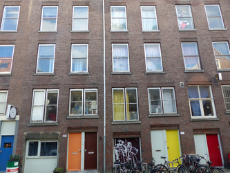 2023-35-386 Wolphaertstraat in Oud-Charlois met achter de gekleurde voordeuren creatieve ruimtes voor kunstenaars.