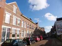 2023-35-390 De Wolphaertstraat in Oud-Charlois richting Katendrechtse Lagedijk met rechts op de zijmuur kunstwerk ...