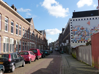 2023-35-391 De Wolphaertstraat in Oud-Charlois richting Katendrechtse Lagedijk met rechts op de zijmuur kunstwerk ...