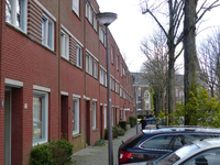 2023-35-394 Woningen (nieuwbouw) in de Clemensstraat richting Charloisse Kerksingel met de Oude Kerk in Oud-Charlois.