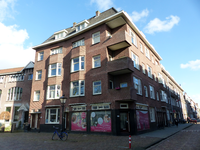 2023-35-411 Hoek van de Charloisse Kerksingel met eenwoonblok aan de Gouwstraat met inpandige balkons.