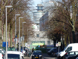2023-35-415 Blik door de Clemensstraat richting Doklaan met de achtergrond de hoogbouw op de Kop van Zuid.