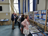 2023-35-502 Publiek bij tentoonstelling over 700 jaar dijkgeschiedenis Charloisse Lagedijk in de Zuiderkapel in ...