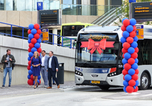 2023-35-94 Aankomst met versierde RET-bus met daarin wethouder Judith Bokhove (GroenLinks), Wouter van de Braak (Hart ...