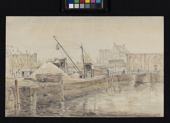 VII-389-13 Gezicht op de Nieuwehaven bij de Roobrug, uit het oosten. Op de achtergrond het restant van het ...