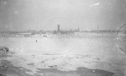 1969-3000 Zicht vanaf het Kralingseveer op de met ijs bedekte Nieuwe Maas met aan de overzijde IJsselmonde.
