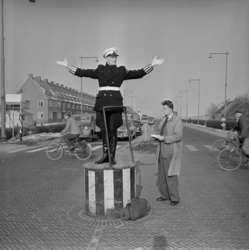 1972-10132 Een politieagent regelt het verkeer.