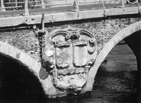 1972-1097-EN-1098 Wapenschild aan de zuidzijde van de Hogebrug.Afgebeeld van boven naar beneden:-1097: links wapen: ...