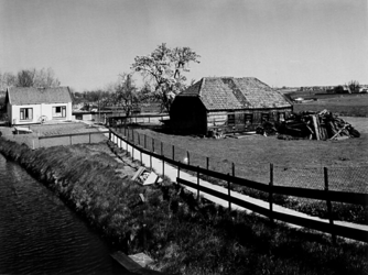 1972-1125 Molenkade vanaf achterzijde van het gemaal polder Berkel op de binnenboezem en de kade aan zuidzijde.