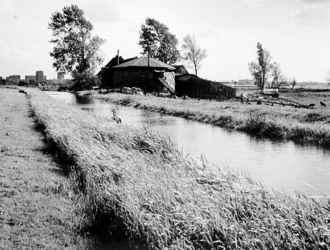 1972-1592 Boerderij aan de boezemvaart in de voormalige Oosteindsepolder, gezien vanaf de Rottekade nabij Oud-Verlaat. ...