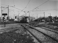 1972-555 Kruising van het Marconiplein. Rechts met spoorlijn uit Hudsonstraat met trambanen. Midden tram lijn 1 komend ...