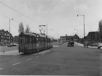 1973-1207 P.C. Hooftplein met tramlijn 6. Op de achtergrond de Mathenesserdijk. Rechts de Bilderdijkstraat.