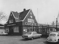 1975-635 Houten huis van de Rotterdamsche Droogdok Mij, expeditiegebouw aan de Schiemond 50, nabij het Schiehoofd.