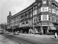 1977-525 Bioscoop Colosseum op nr. 78 aan de Beijerlandselaan. Rechts de hoek Groningerstraat.