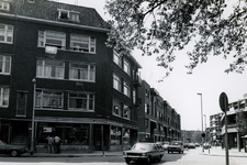 1978-1684 Crooswijkseweg, hoek Koepelstraat, uit het noorden. Op de hoek een bord met dit is een project van ...