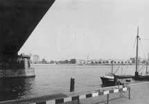1978-2391 Gezicht vanaf de Maaskade onder de spoorbrug op de Nieuwe Maas en aan de overzijde links het Witte Huis aan ...