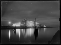 1978-3313 De Van Nellefabriek bij avondlicht met op de voorgrond de Delfshavense Schie.