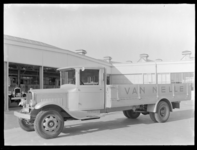 1978-3322 Vrachtwagen voor de garage van fabriek van Van Nelle (aan de Van Nelleweg 1).