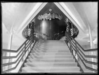 1978-3723 Het interieur van de s.s. Nieuw Amsterdam II. Het Trappenhuis met versieringen in de eerste klasse van Ritz ...