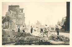 1979-1266 Gezicht op de door het Duitse bombardement van 14 mei 1940 getroffen Hoogstraat. Als gevolg van het ...