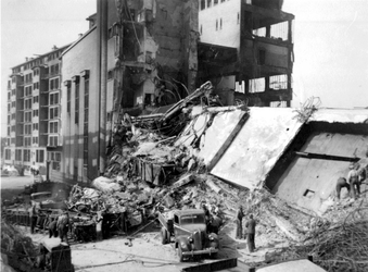 1979-1362 Restanten na het Duitse bombardement van 14 mei 1940. De Schiedamsesingel. Het warenhuis de Bijenkorf vanaf ...