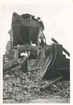 1979-1384 Restanten van de Duitse school aan de Gedempte Vest, na het bombardement van 14 mei 1940.