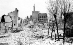 1979-1407 Puinresten na het bombardement van 14 mei 1940. Aan de Boomgaarddwarsstraat. Op de achtergrond het warenhuis ...