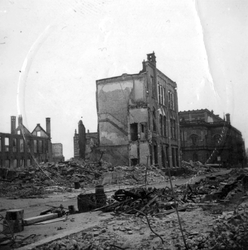 1979-1418 Gezicht in de door het Duitse bombardement van 14 mei 1940 getroffen Lijnbaanstraat. Uit zuidoostelijke ...