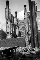 1979-1420 Gezicht in de door het Duitse bombardement van 14 mei 1940 getroffen Lijnbaanstraat. met restant van ...