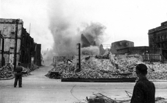1979-1539 Gezicht op de door het Duitse bombardement van 14 mei 1940 getroffen Crispijnlaan gezien vanaf de Aert van ...