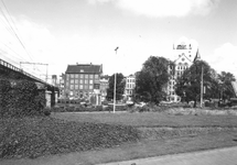 1979-2267 Gezicht vanaf de Boompjes op de Wijnhaven met rechts het Witte Huis, links de spoorbrug.