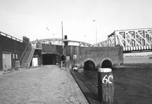 1979-2308 De Boompjeskade bij de onderdoorgang van de Willemsbrug met op de achtergrond de Willemsbrug en de spoorbrug ...