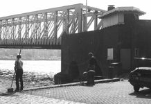 1979-2310-TM-2312 Kinderen aan het vissen op de Boompjeskade tussen de Willemsbrug en de spoorbrug over de Nieuwe Maas.