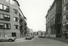 1979-2765 Dirk Smitsstraat uit het westen, vanaf de Linker Rottekade. Rechts het gebouw van NIVON.