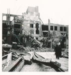 1980-1812 Gezicht op de door het bombardement van 14 mei 1940 getroffen fabriek van Dobbelmann aan de Hoogstraat. ...