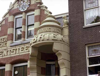 1980-3112 Een detail van de Rotterdamse cementsteenfabriek 'Van Waning' aan de Nijverheidstraat 53.