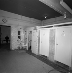 1980-3891 De douchehokjes en de kleedkamer van het gemeentebadhuis aan de Bruijnstraat nummer 47.