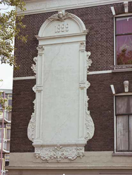 1980-4064 Reclame aan de gevel van het pand aan de Nijverheidstraat 66, op de hoek met de Feijenoorddijk.